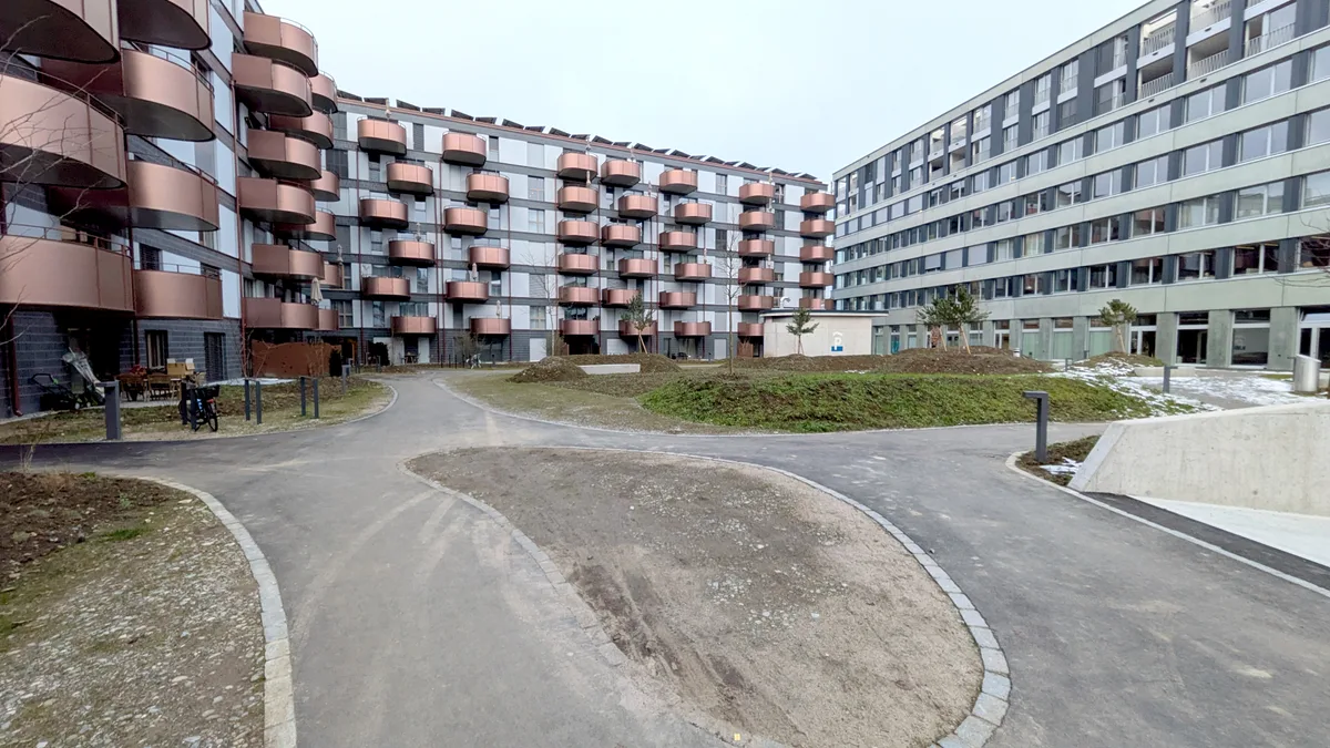 Gebäude in einem Neubauquartier.